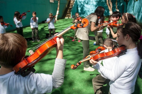 criancas-musica-violino-gramado